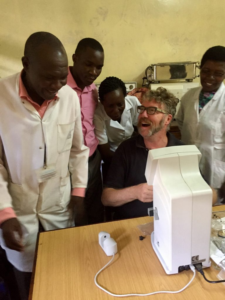 opticien traint zorgpersoneel in Tanzania